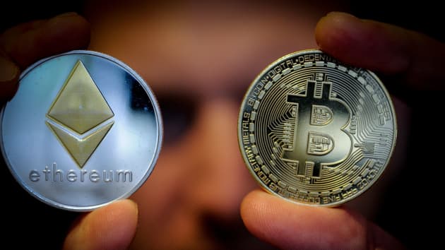 Bitcoin සහ Ether මිල කිමිදී, 10% ට වඩා පහත වැටේ.