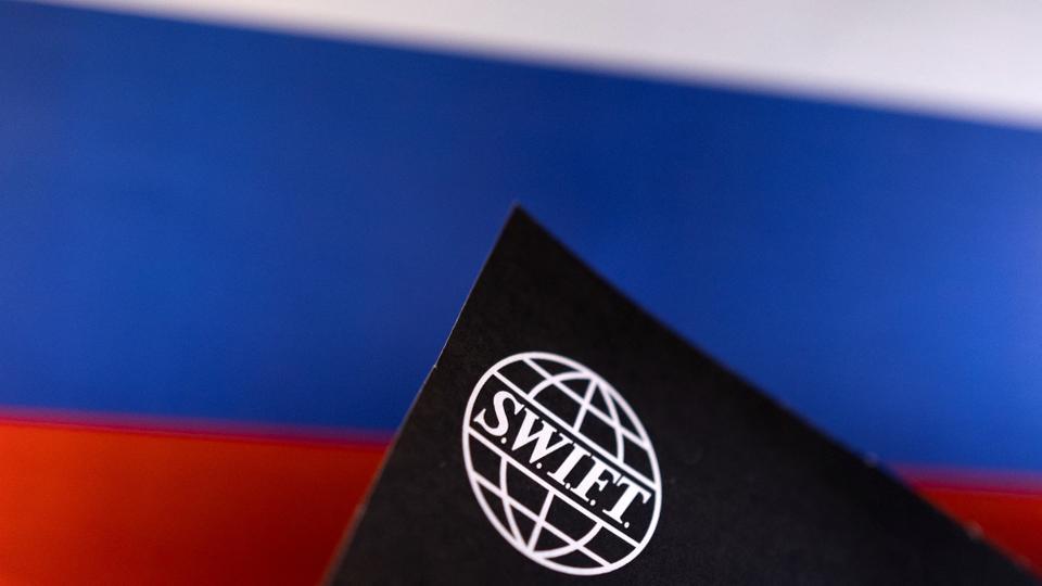 SWIFT දේශසීමා ජාලයෙන් රුසියානු බැංකු ඉවත් කිරීමට EU කොමිසම කටයුතු කරයි .