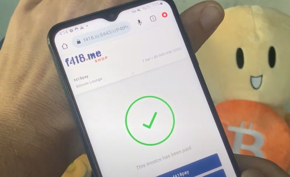 Bitcoiner අතින් BTC ගෙවීම් සිදු කිරීම සඳහා Lightning chip බද්ධ කරයි.